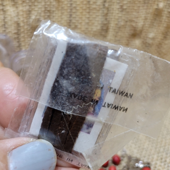 Lot of 6 Vtg Religious Scapulars and Rosaries (4 in sealed packaging) - Picture 4 of 5